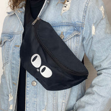 Lade das Bild in den Galerie-Viewer, CAT EYES Hip Bag
