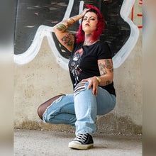 Lade das Bild in den Galerie-Viewer, LITTLE RED EVIL TEE BLACK
